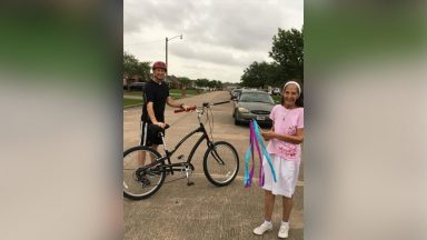 No Texas, sacerdote chega aos paroquianos de bicicleta