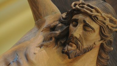 Padre sobre Sábado Santo: Jesus acorda humanidade para a vida eterna