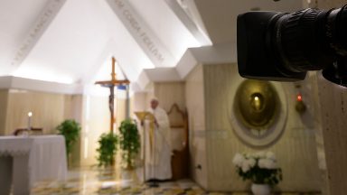 Papa reza por professores e alunos, e explica missão do Pastor