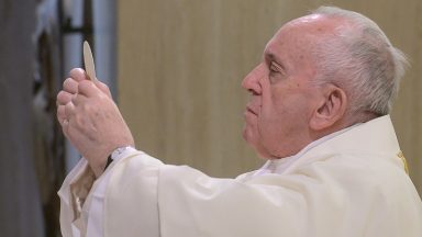 Papa reza pela Europa e lembra que cruz é grande livro do amor de Deus