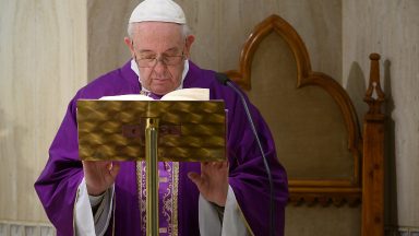 Papa reza pelos que ajudam a resolver pobreza e fome causadas pelo Covid-19