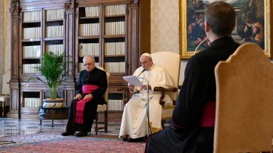 Papa convida a rezar o Terço e pede proteção de Santa Catarina de Sena