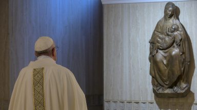 Papa reza pelas mães grávidas e alerta para o risco da fé 