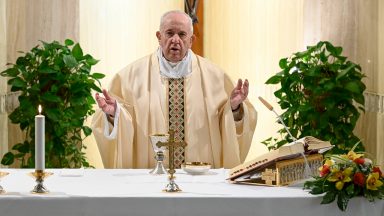 Papa reza pelas famílias em crise e pela conversão dos agiotas