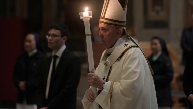 Papa na Vigília Pascal: é de pão que precisamos, não de metralhadoras