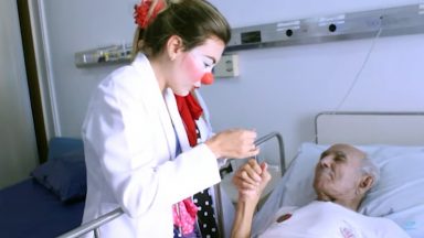 Voluntários levam animação para pacientes internados
