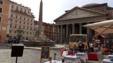 Roma, aos poucos, reabre comércio e relaxa o isolamento social