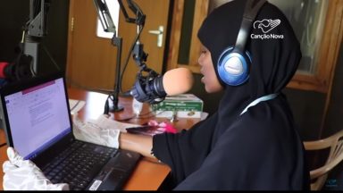 Sem internet, no Quênia alunos estudam pelo rádio durante pandemia