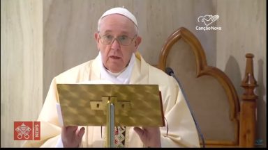 Papa Francisco pede oração e união às famílias durante pandemia