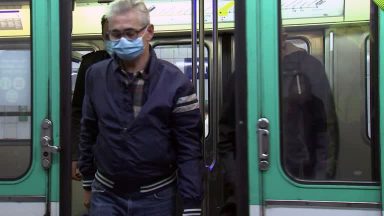 Com máscaras, passageiros começam a voltar à rotina no metrô de Paris