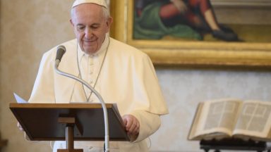 O Espírito Santo ilumina e sustenta nossos passos, ensina o Papa