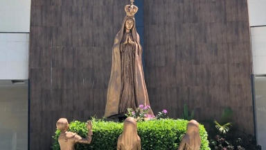 Fiéis se reinventam para celebrar a Virgem de Fátima durante pandemia