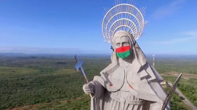 Estátua de Santa Rita ganha máscara para conscientizar sobre covid-19