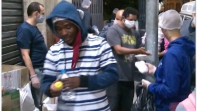 Moradores de rua recebem ajuda de instituições e da população