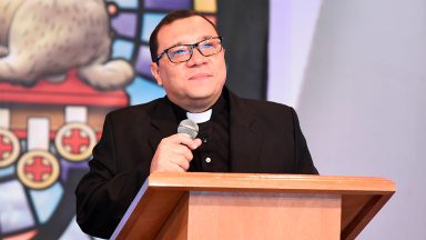 Padre Wagner Ferreira comenta vigília de Pentecostes deste sábado