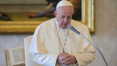 Oração é refúgio diante do mal que cresce no mundo, afirma Papa