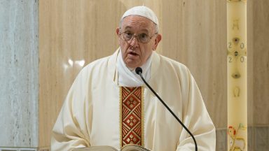 Papa reza pelos comunicadores e pede: 
