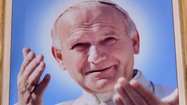 No centenário de nascimento de São João Paulo II, fiéis relatam devoção