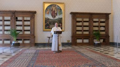 Sacerdócio e vida consagrada exigem coragem e perseverança, diz Papa
