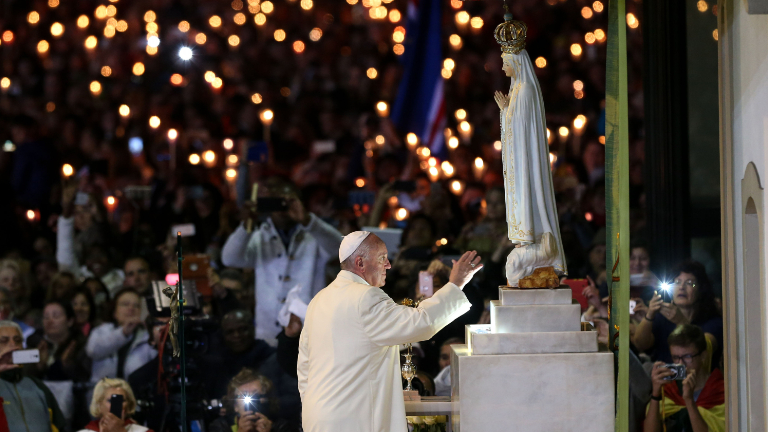No dia da Virgem de Fátima, Papa afirma que devoção alivia 