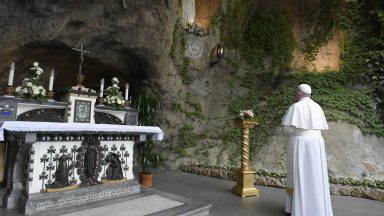 Nos Jardins Vaticanos, Papa confia humanidade à proteção divina