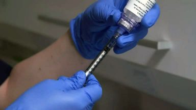 Reino Unido faz testes em humanos com nova vacina contra Covid-19