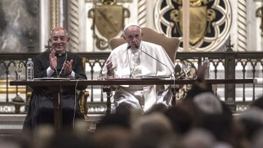 Papa cria fundo emergencial para trabalhadores e doa um milhão de euros