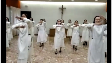 Em Madri, freiras levam alegria e esperança dançando