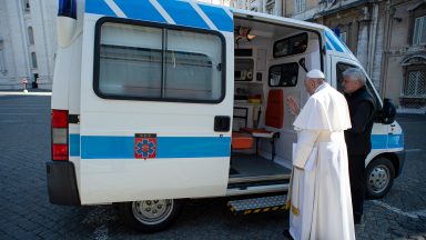 Papa abençoa ambulância para os mais pobres de Roma