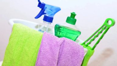 Pandemia: limpeza doméstica requer cuidados com produtos químicos