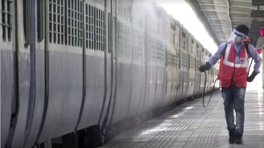 Nova Deli usa vagões de trem para atender pacientes com covid-19