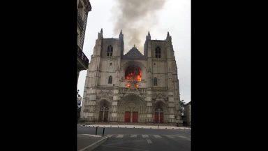 Catedral de Nantes, na França, é tomada pelo fogo