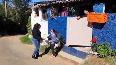 Educadores usam criatividade para crianças sem acesso à internet