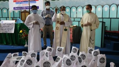 Ajuda à Igreja que Sofre socorre paquistaneses atingidos pelos efeitos da pandemia