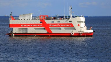 Barcos-hospital dão continuidade ao legado de Francisco na Amazônia