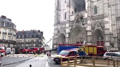 Incêndio atinge a catedral de Nantes, na França