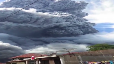 Vulcão na Indonésia entra em erupção e cria nuvem de 5 km
