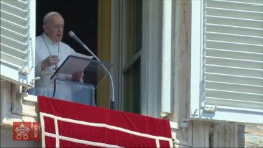 Na tradicional oração do Angelus, Papa reza pela paz