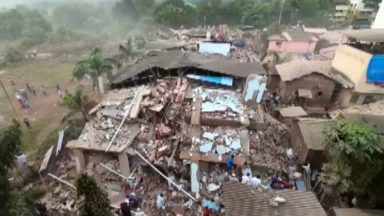 Na Índia, 90 pessoas ficam presas nos escombros de um prédio