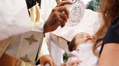 Papa batiza 16 crianças: alma 