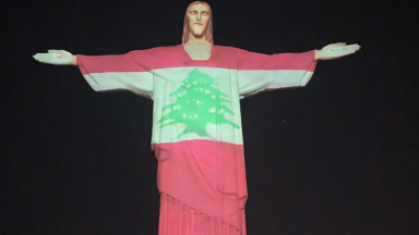 Cristo Redentor é iluminado pelas cores da bandeira do Líbano