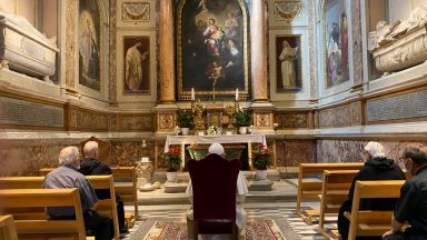 Papa visita Basílica de Santo Agostinho e reza a Santa Mônica