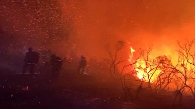 Bombeiros lutam contra forte incêndio florestal na Califórnia