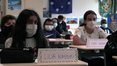 Na França, crianças voltam à escola em meio à pandemia