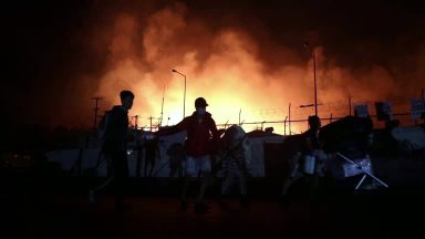 Incêndio em campo de refugiados na Grécia deixa milhares desabrigados