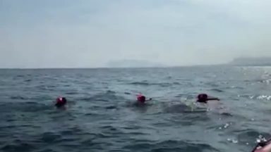 Migrantes pulam no mar e são resgatados na costa italiana