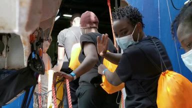 Migrantes são resgatados e transferidos para navio de quarentena