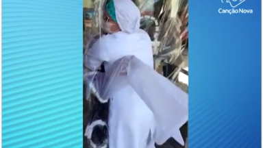 Lar de idosos fabrica uma maneira criativa de dar uma abraço apertado