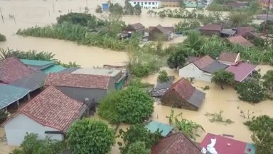 Fortes chuvas deixam mortos e causam deslizamentos no Vietnã