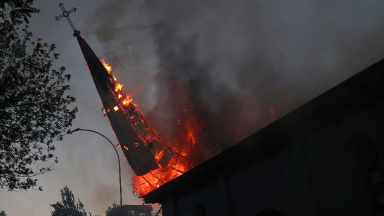 Chile: Igrejas são incendiadas em protestos em Santiago